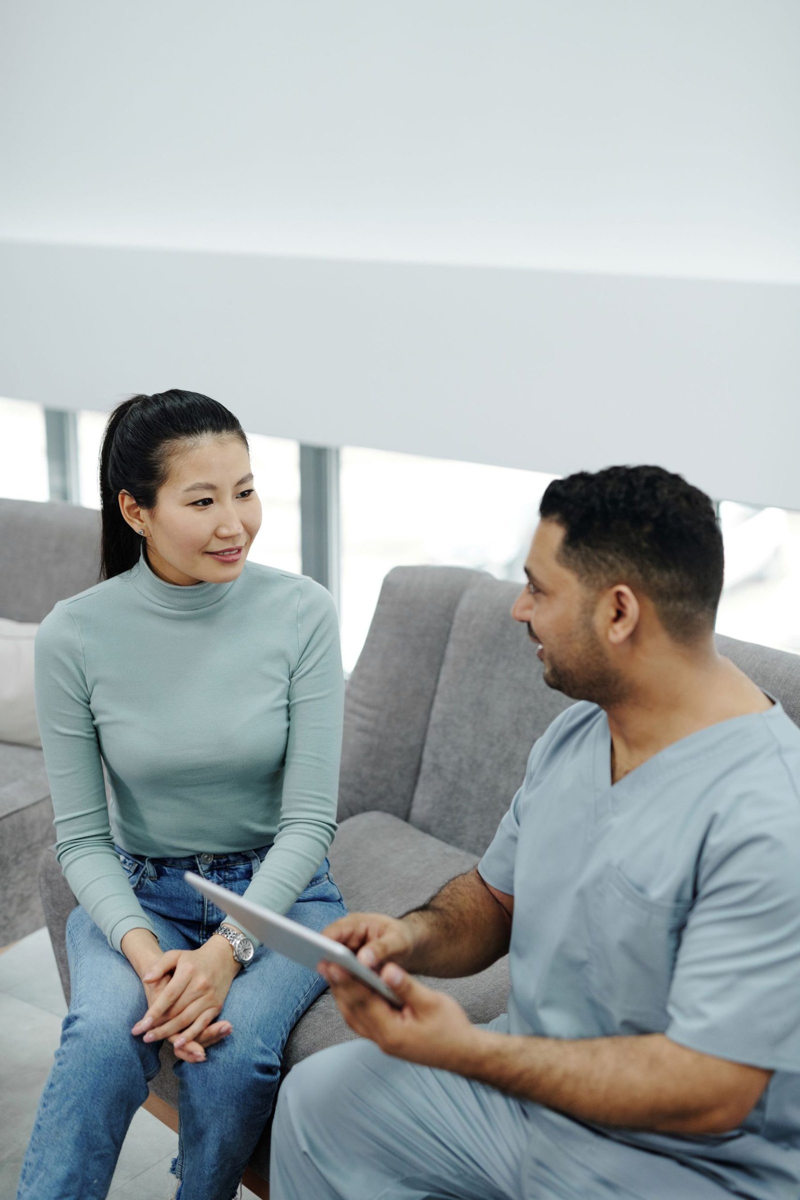 Paciente conversa com médico durante consulta de acompanhamento
