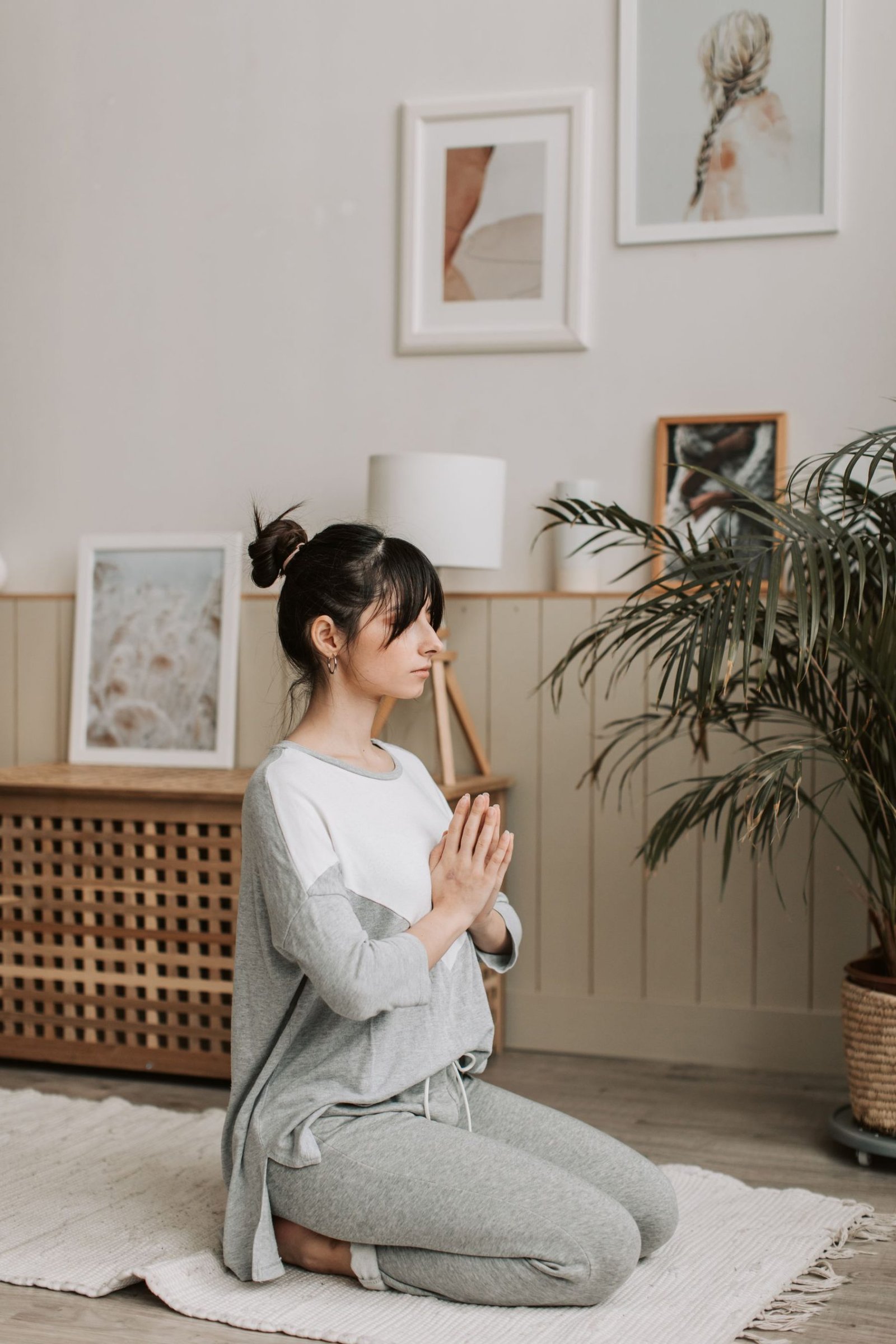 Mulher em momento de calma e atenção plena em casa