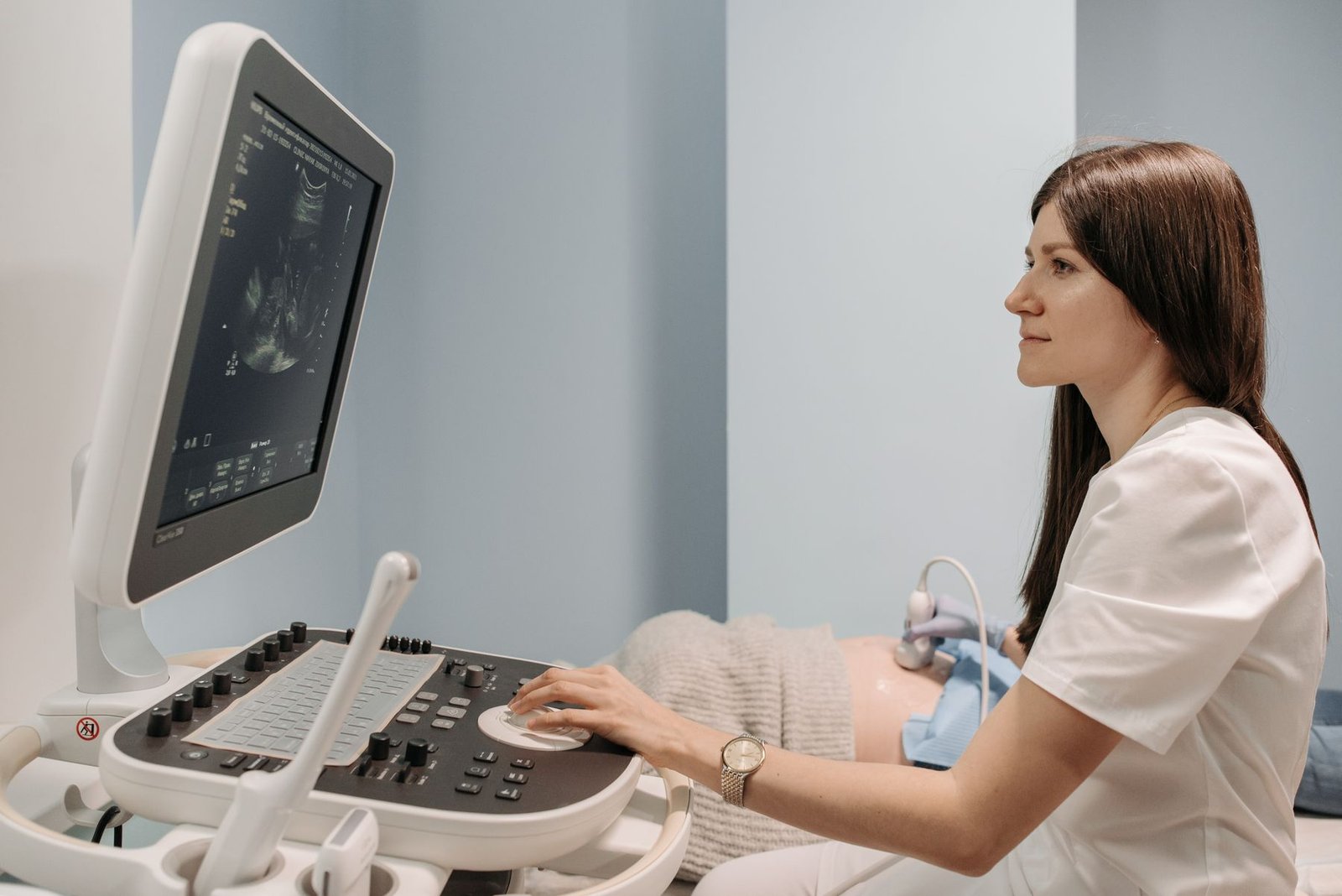 Profissional realiza exame de ultrassom abdominal